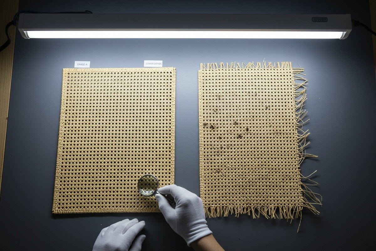 Calidad de ratán Grado A Comparing Grade A rattan webbing with lower grades showing uniform strands and tight weave (ID#2)