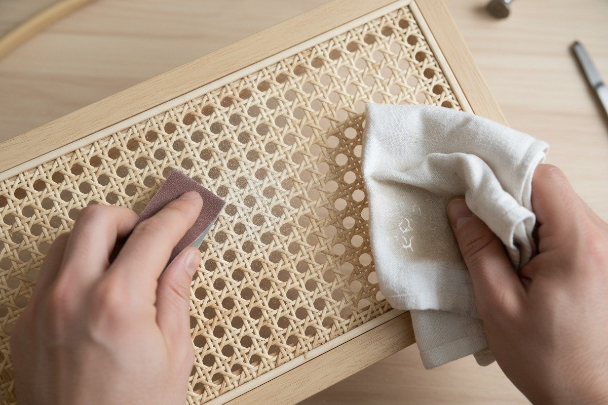 Behebung kleiner Kratzer an Rattan Behebung kleiner Haustierkratzer auf natürlichem Rattanrohrgeflecht mit feinkörnigem Schleifpapier und Schellack (ID#2)